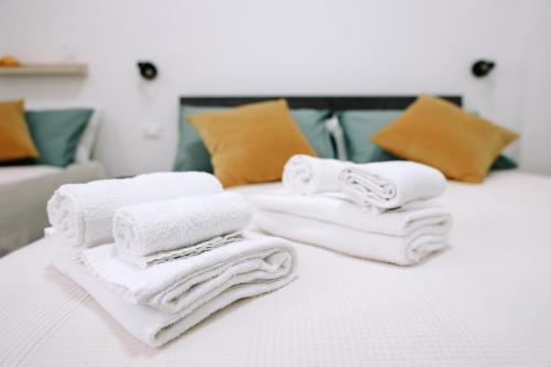 einen Stapel Handtücher auf dem Bett in der Unterkunft PRIMO RENT ROOM in Mesagne