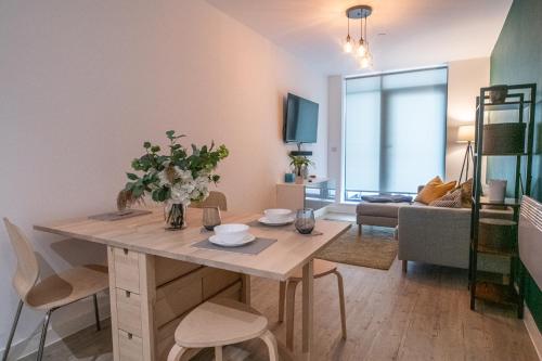 sala de estar con mesa y sillas en una habitación en Modern and Spacious Apartment in Salford Quays, en Mánchester