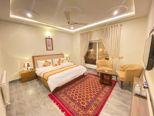 um quarto com uma cama, uma cadeira e uma janela em Maria Hotel and Resorts em Kalām