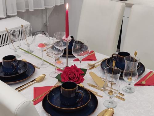 エゲルにあるAlbina apartmanのワイングラスとキャンドルが置かれたテーブル