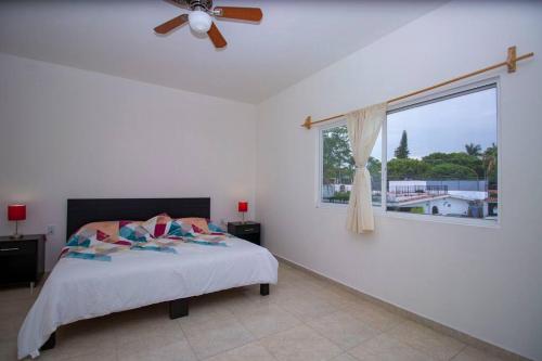 เตียงในห้องที่ ¡Nueva! Bamboo La Guayaba (Alberca & Descanso)