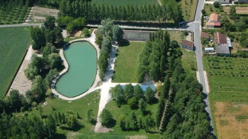 an aerial view of a park with a lake at la maison d'hôtes des Charentes in Les Touches-de-Périgny