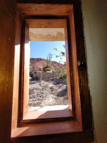 ein offenes Fenster mit Blick auf die Wüste in der Unterkunft Wasy de Purmamarca in Purmamarca