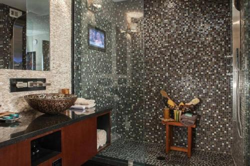 een badkamer met een douche, een wastafel en een wastafel bij Holiday Inn Desert Inn Club in Las Vegas