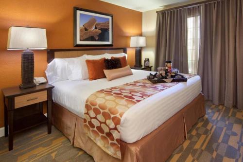 een hotelkamer met een groot bed en een raam bij Holiday Inn Desert Inn Club in Las Vegas