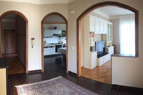 a living room with an archway leading to a kitchen at Casa Vacanza SK in Bianzano