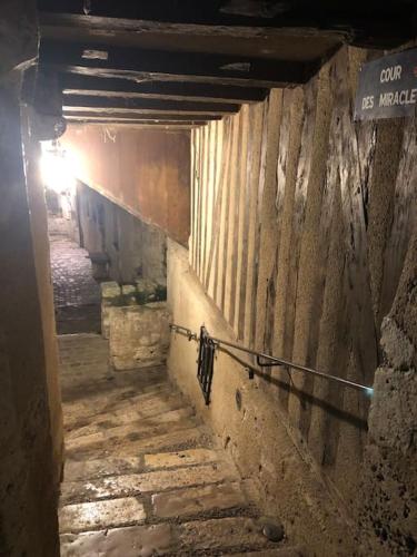un tunnel en pierre avec un panneau de rue sur un mur dans l'établissement Appt à Blois : Art et Histoire !, à Blois