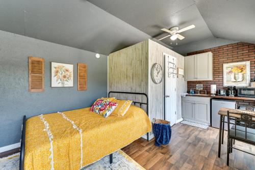 a bedroom with a bed and a kitchen at Brownsville Studio Cottage - Walk to Mammoth Cave! in Brownsville