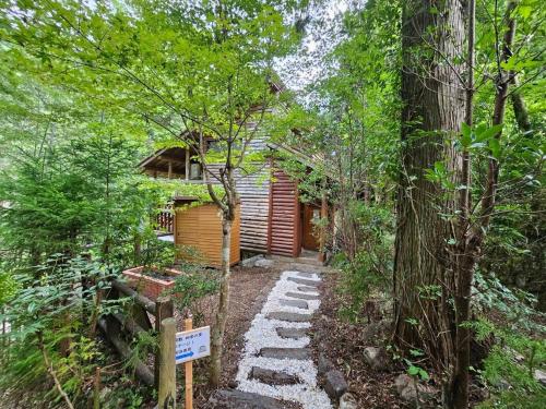 ścieżka prowadząca do domku w lesie w obiekcie Shikinosato Cottage 1 - Vacation STAY 02898v w mieście Kawaguchi