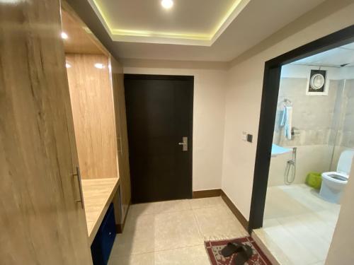 baño con puerta negra y aseo en Maria Hotel and Resorts, en Kalām
