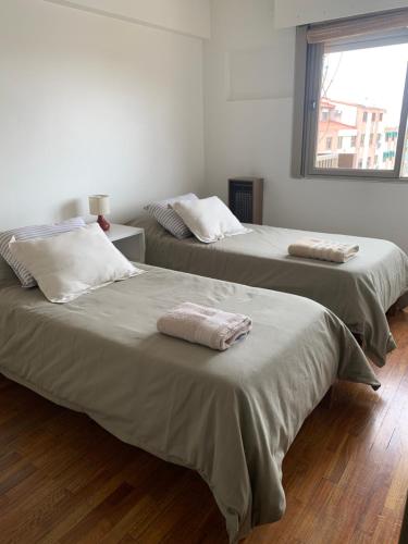 twee bedden naast elkaar in een kamer bij Departamento céntrico y confortable in Mendoza