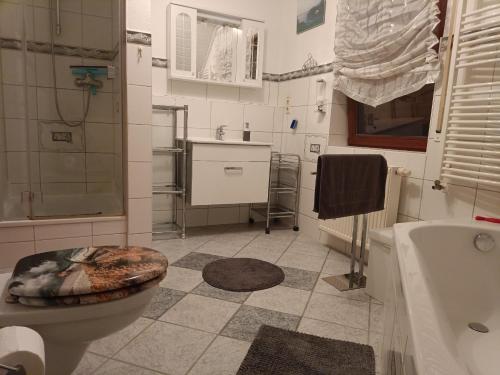 a bathroom with a toilet and a shower and a sink at Ferienwohnung Hey in Elgersburg