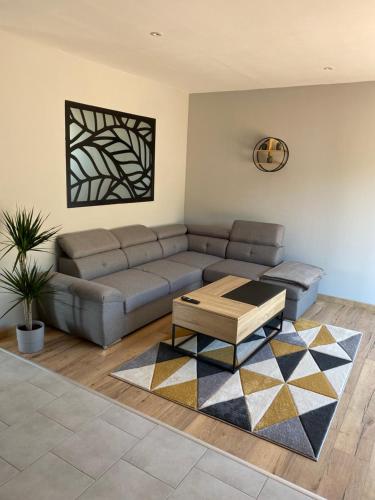 Photo de la galerie de l'établissement Maison chaleureuse avec jardin au calme, à Vatteville