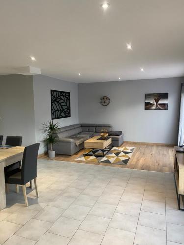 Photo de la galerie de l'établissement Maison chaleureuse avec jardin au calme, à Vatteville