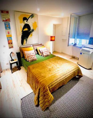 1 dormitorio con 1 cama grande en una habitación en Studio à 100m du Palais des Festivals / Plages et Commerces, en Cannes