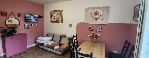 ein Zimmer mit einem Tisch und ein Zimmer mit einem Schlafzimmer in der Unterkunft ELENA flat ROSA Oberhausen Zentrum CentrO Westfield in Oberhausen