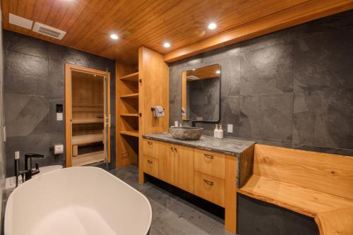 baño con bañera grande y lavamanos en Moontain House en Incline Village