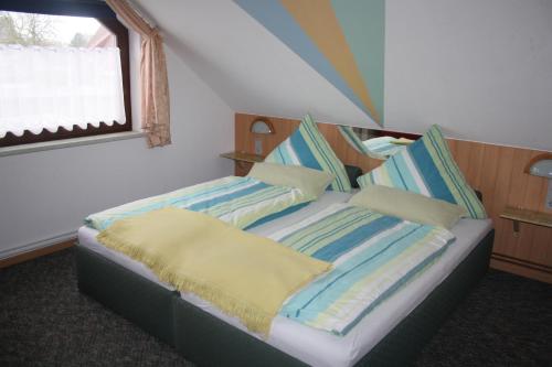 Un dormitorio con dos camas en una habitación. en Gästehaus Marek, en Nordenham
