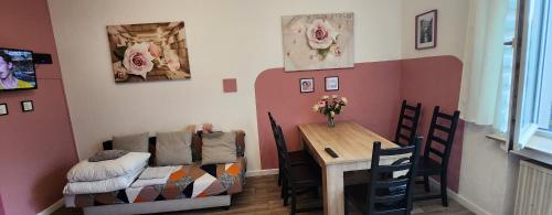 una sala de estar con una mesa y un sofá en ELENA flat ROSA Oberhausen Zentrum CentrO Westfield, en Oberhausen