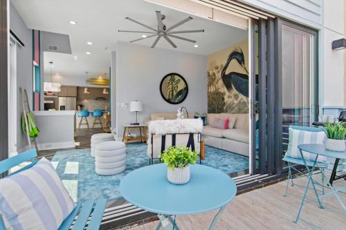 Una sala de estar con un sofá, una mesa y sillas. en Happy Stays Mins to Park Circle Dtwn CHS Beach, en Charleston