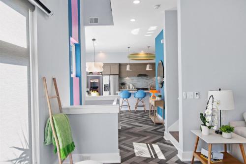 cocina y sala de estar con toques azules en Happy Stays Mins to Park Circle Dtwn CHS Beach, en Charleston