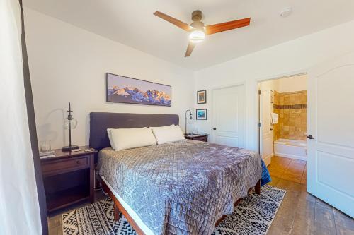 - une chambre avec un lit et un ventilateur de plafond dans l'établissement Village Retreat, à Granby