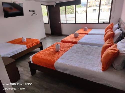 Una cama o camas en una habitación de Hotel Kristal Ferial