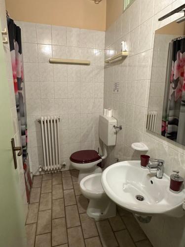 biała łazienka z toaletą i umywalką w obiekcie Incanto w mieście Parma