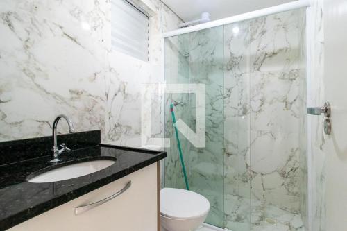 ein Bad mit einer Dusche, einem Waschbecken und einem WC in der Unterkunft Apartamento 2 Quartos Condomínio Clube 2 Vagas Garagem in Curitiba