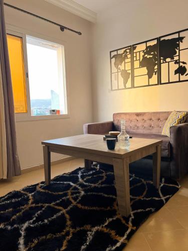 阿加迪尔Room in Charming Apartment Locally-Centred的客厅配有咖啡桌和沙发