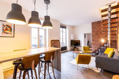 Maison, appartement type Triplex atypique de charme à 5 minutes du port et des plages