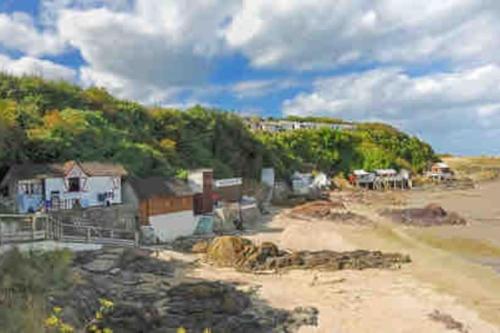 un groupe de maisons sur la rive d'une plage dans l'établissement Maison, type Triplex atypique de charme, à Saint-Brieuc