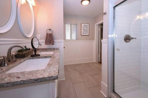 La salle de bains est pourvue d'une douche et de 2 lavabos. dans l'établissement Historic Home w/Pikes Peak Views, à Colorado Springs