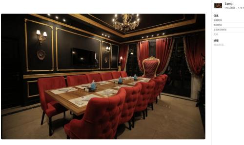 的住宿－plaisir de la vie，一间带长桌和红色椅子的用餐室