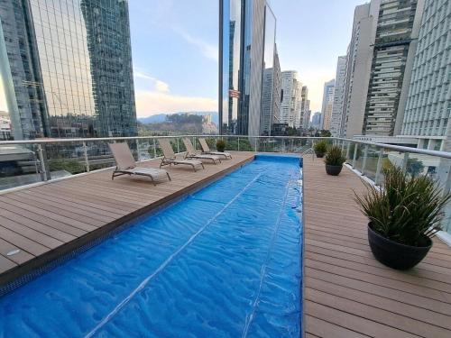 a swimming pool on the roof of a building at Maximum Glamor in the Park. La Mexicana and Expo Santa. Faith in Mexico City