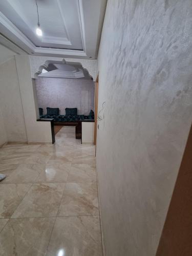 - un couloir avec un mur blanc dans une chambre dans l'établissement Appart tranquille au centre de marrakech, à Marrakech