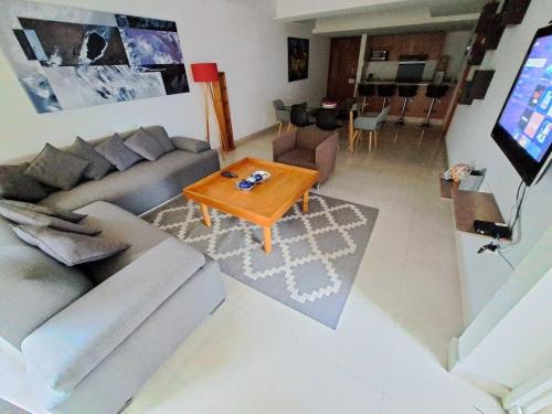 a living room with a couch and a table at Amplio y Moderno en Antara, Carso y Embajada EEUU in Mexico City
