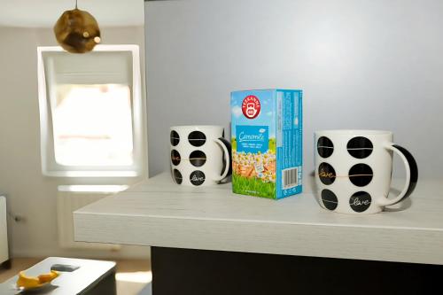 トゥズラにあるApartman Skverのカウンター(コーヒーカップ2杯、シリアル1箱付)