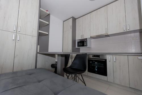 Apartman Skverにあるキッチンまたは簡易キッチン