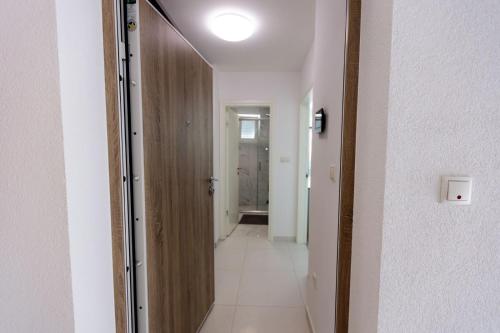 a hallway with a door leading into a room at Apartman Skver in Tuzla