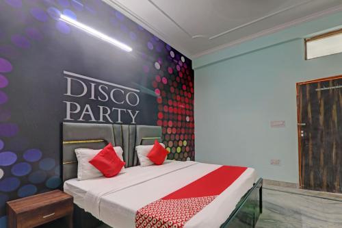 una camera da letto con un letto con un cartello per feste in discoteca sul muro di Super OYO Flagship Siddharth Inn a Lucknow