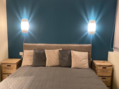 um quarto com uma cama com duas luzes na parede em Marianne 1 em Bergerac