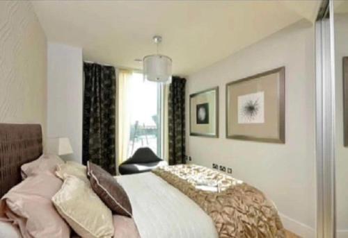 um quarto com uma cama e uma janela em Ontario Point Flat only double bedroom em Londres