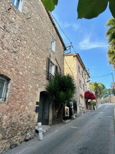 Une rue vide à côté d'un vieux bâtiment en briques dans l'établissement Appartement familial entre Cannes et Juan-les-Pins, à Vallauris