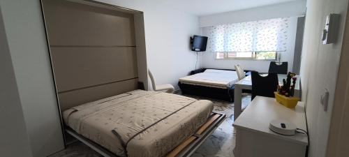 - une chambre avec un lit, un bureau et une fenêtre dans l'établissement Casa Bella Vita, à Menton