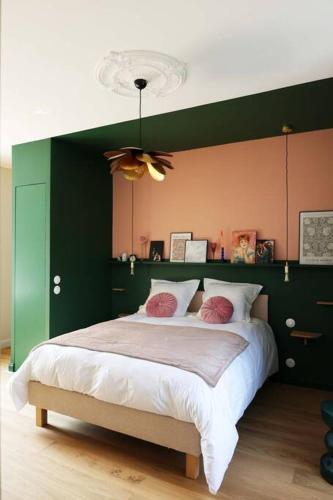 une chambre avec un grand lit avec un mur végétal dans l'établissement 