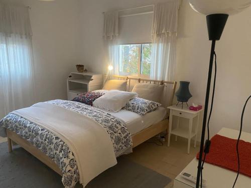 Een bed of bedden in een kamer bij sunny 2bedroom apartment in weibdeh with a rooftop