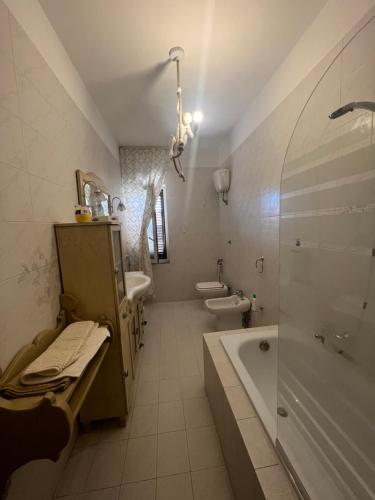 薩雷諾的住宿－B&b Villa Romano，带浴缸、卫生间和盥洗盆的浴室