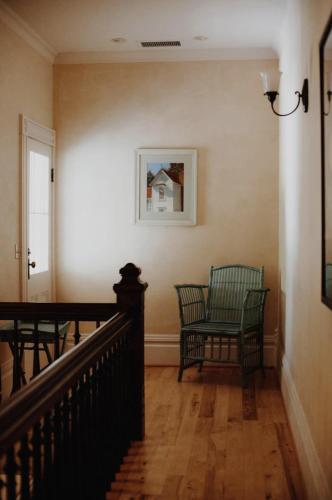 een woonkamer met 2 stoelen en een trap bij Victorian in Adelaida