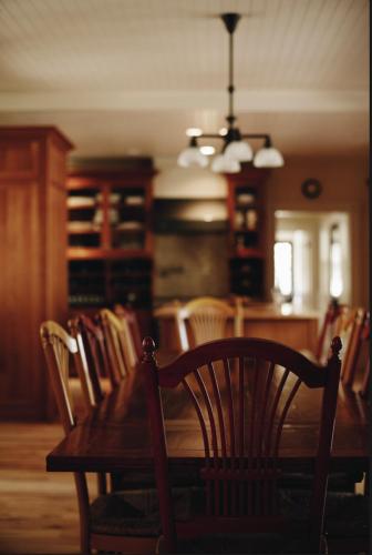 een eetkamer met een houten tafel en stoelen bij Victorian in Adelaida